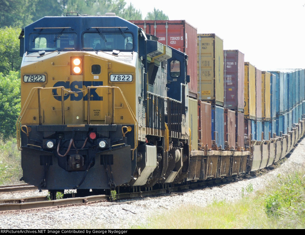 CSX 7822 leading an Intermodal